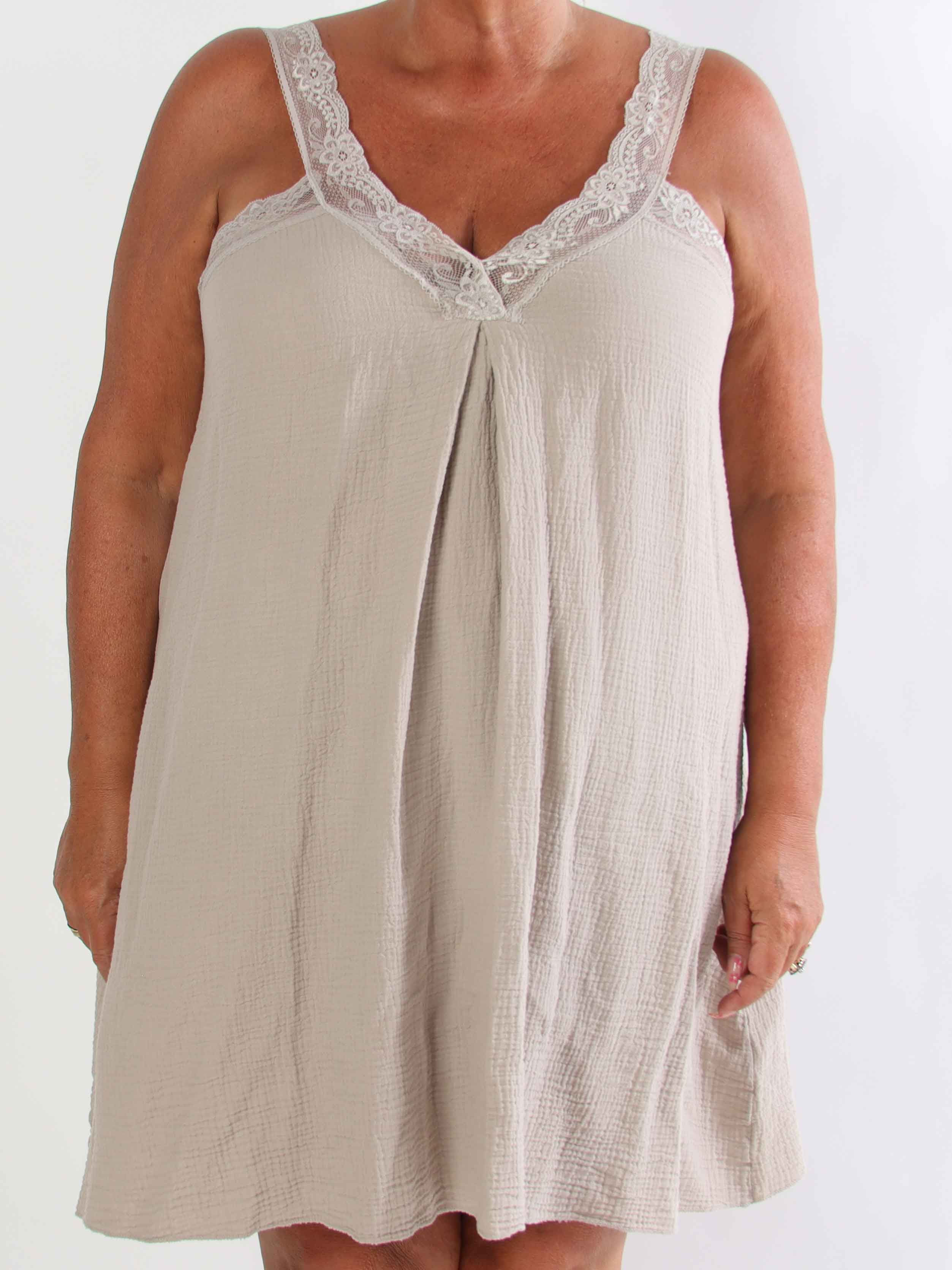 Taimi - Plus size kjole i bomulds-musselin stof med blondestropper